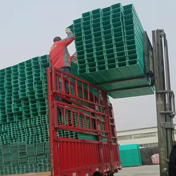 玻璃鋼橋架跟不銹鋼橋架有什么區(qū)別？